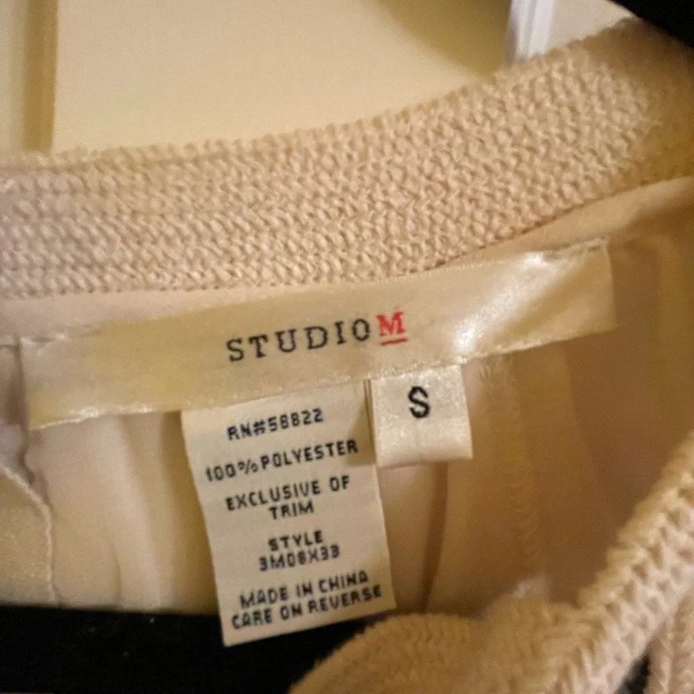 studio M tops is in good condition no stains or rips .long sleeves . - Picture 4 of 6